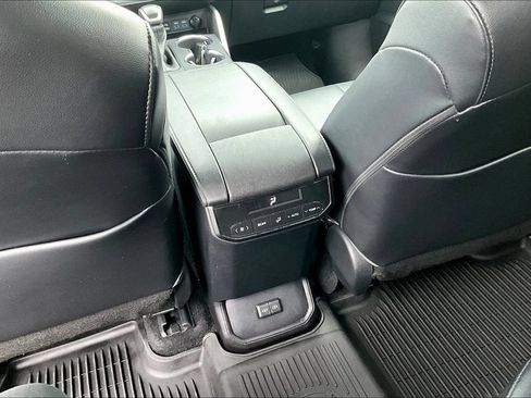 Used 2022 Toyota Highlander XLE AWD/4WD image 33