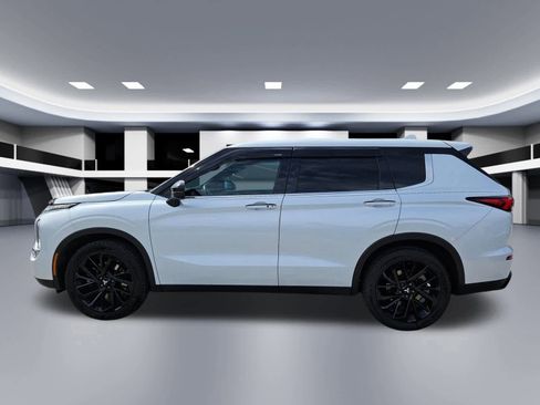 Used 2022 Mitsubishi Outlander SE image 3