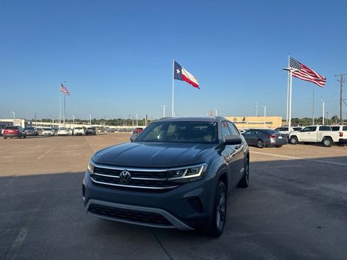 Used 2020 Volkswagen Atlas Cross Sport SE w/ Panoramic Sunroof Package FWD image 6