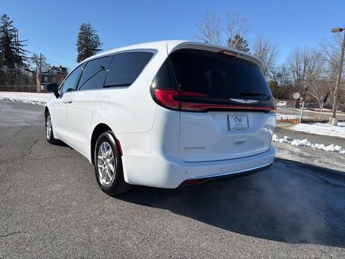 Used 2024 Chrysler Pacifica Touring-L image 6