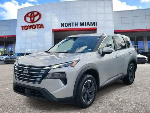 Used 2024 Nissan Rogue SV image 2