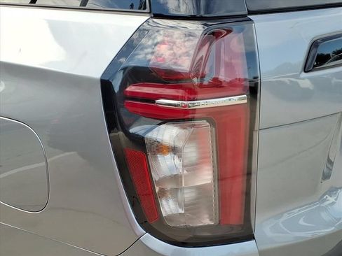 Used 2023 Chevrolet Suburban Z71 w/ Luxury Package AWD/4WD image 12
