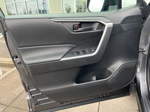 Used 2021 Toyota RAV4 LE AWD/4WD image 10