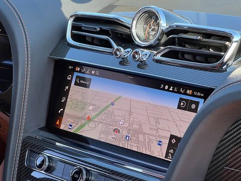 Used 2025 Bentley Bentayga image 51