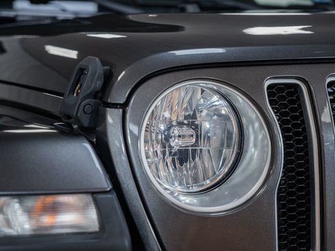 Used 2018 Jeep Wrangler Unlimited Sahara AWD/4WD image 13