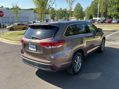 Used 2019 Toyota Highlander XLE FWD image 15