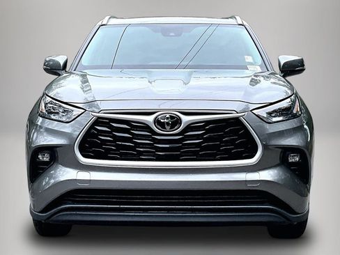 Used 2025 Toyota Highlander XLE AWD/4WD image 3