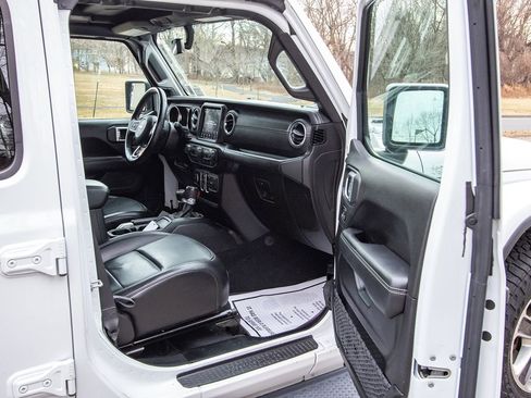 Used 2020 Jeep Wrangler Unlimited Sahara image 17