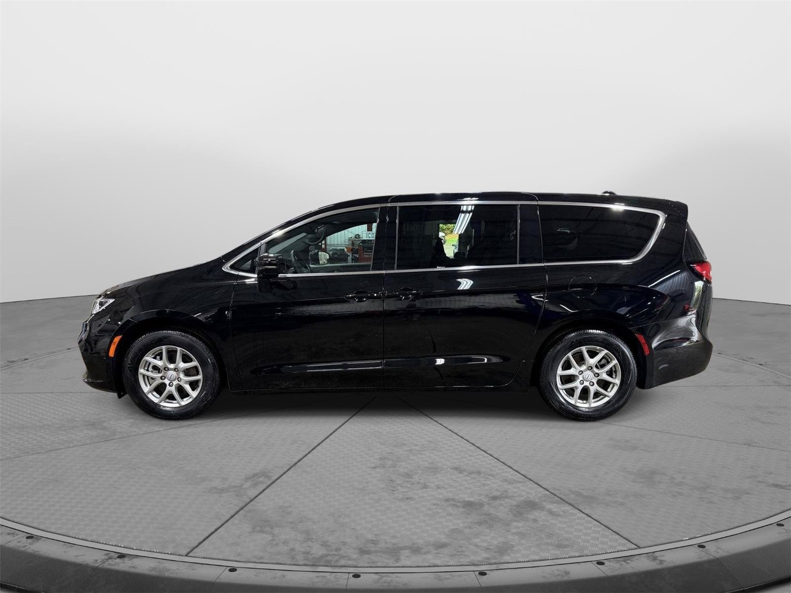 Used 2026 Chrysler Pacifica Select FWD image 8