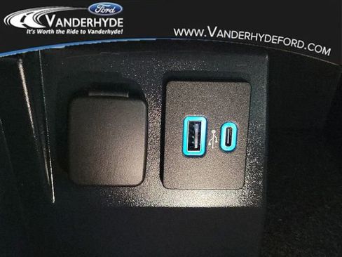 Used 2022 Ford Explorer XLT image 30