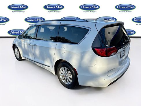 Used 2018 Chrysler Pacifica Touring-L image 5