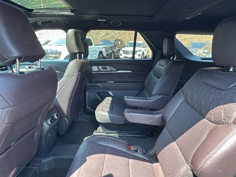 Certified 2025 Ford Explorer Platinum w/ LUX Leather Package AWD/4WD image 29