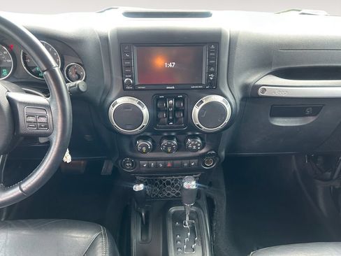 Used 2017 Jeep Wrangler Unlimited Sahara w/ Connectivity Group AWD/4WD image 11
