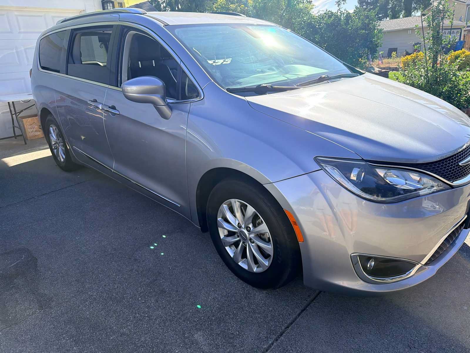 Used 2018 Chrysler Pacifica Touring-L FWD image 2