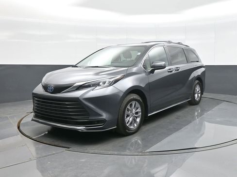 Used 2025 Toyota Sienna LE w/ LE Plus Package image 3