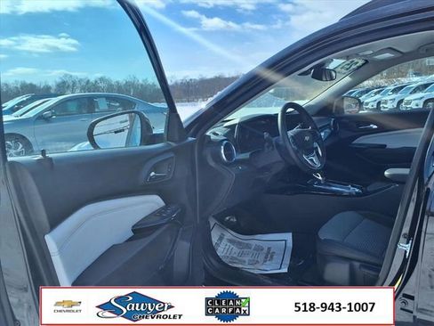 Used 2025 Chevrolet Trax LT w/ LT Convenience Package image 12