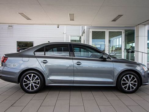Used 2017 Volkswagen Jetta SE image 3