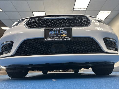 Used 2025 Chrysler Pacifica Select image 15