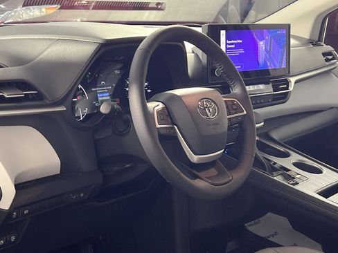 Used 2025 Toyota Sienna XLE image 16