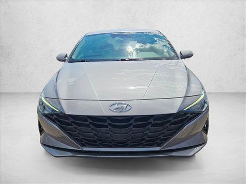 Used 2022 Hyundai Elantra SE image 2