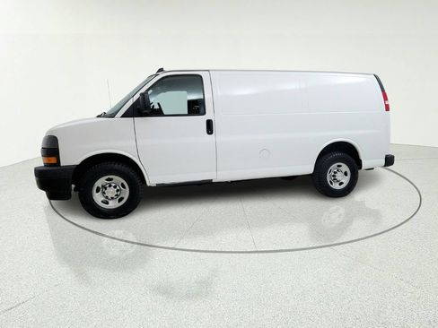 Used 2018 Chevrolet Express 3500 w/ Driver Convenience Package RWD image 3