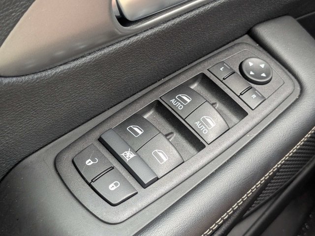 Used 2025 Chrysler Voyager LX FWD image 24
