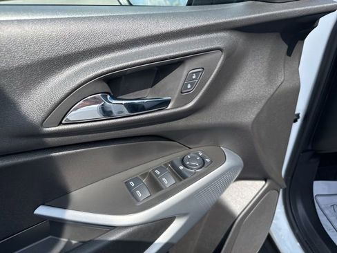 Used 2025 Chevrolet Trax RS FWD image 15