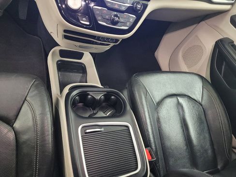 Used 2022 Chrysler Pacifica Touring-L FWD image 26