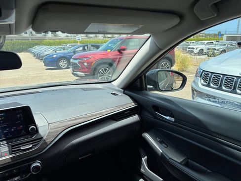 Used 2025 Nissan Altima 2.5 SV FWD image 35