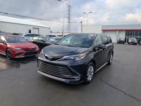 Certified 2023 Toyota Sienna Platinum image 4