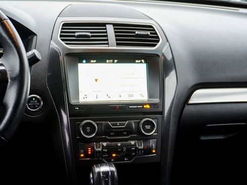 Used 2018 Ford Explorer XLT w/ XLT Appearance Package image 14