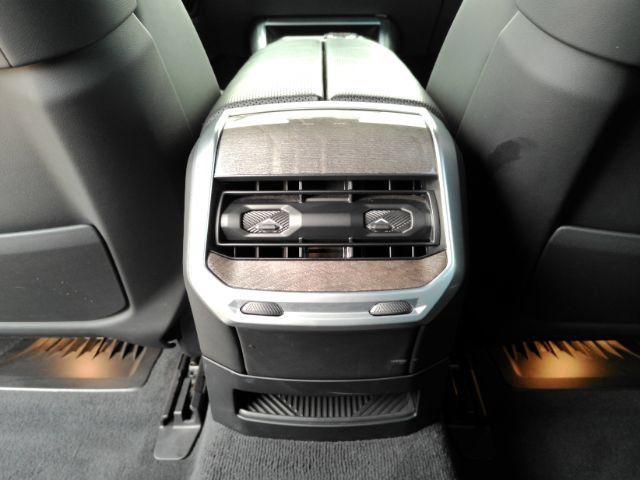 Used 2024 BMW i7 xDrive60 w/ Premium Package AWD/4WD image 33