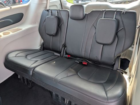 Used 2018 Chrysler Pacifica Touring-L FWD image 14