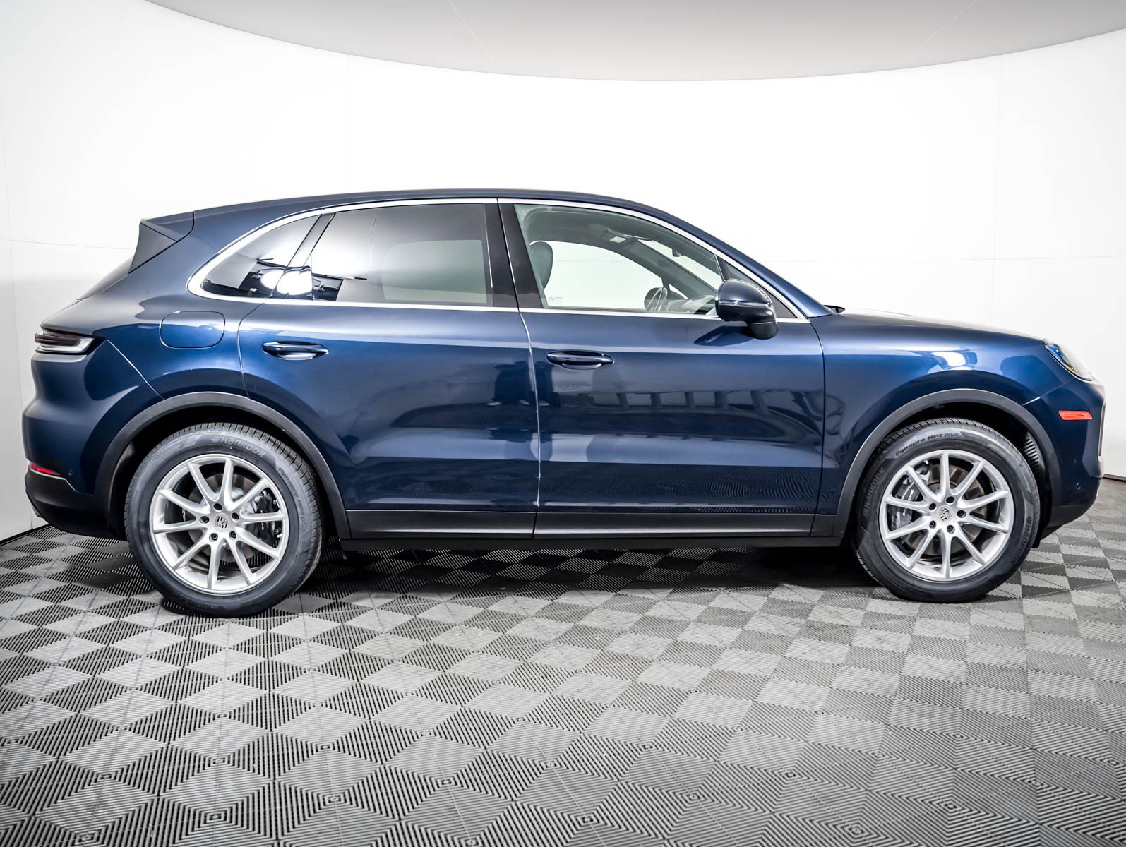 Certified 2024 Porsche Cayenne w/ Premium Package Plus (PFM) AWD/4WD image 9