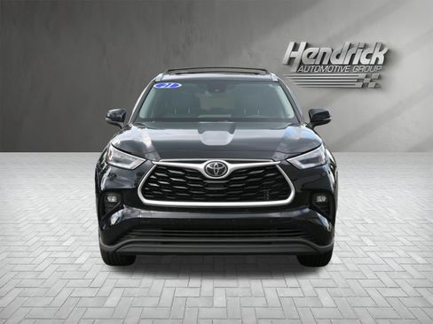 Used 2021 Toyota Highlander XLE FWD image 3