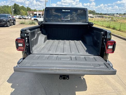 Used 2025 Jeep Gladiator Rubicon AWD/4WD image 24