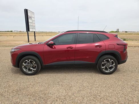 Used 2025 Chevrolet Trax LT FWD image 2