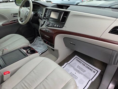 Used 2014 Toyota Sienna XLE w/ Entertainment Package FWD image 33