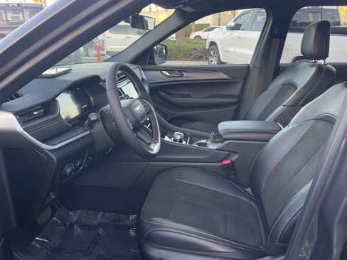Used 2025 Jeep Grand Cherokee L Altitude AWD/4WD image 17