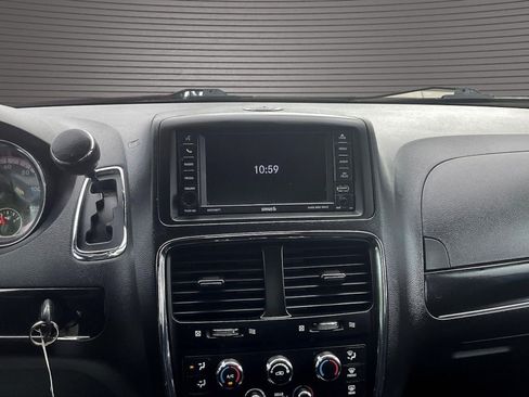 Used 2018 Dodge Grand Caravan SE FWD image 13