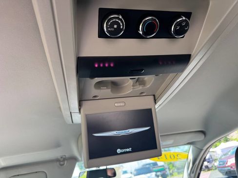 Used 2014 Chrysler Town & Country Touring image 11