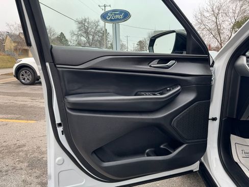 Used 2023 Jeep Grand Cherokee L Altitude image 16