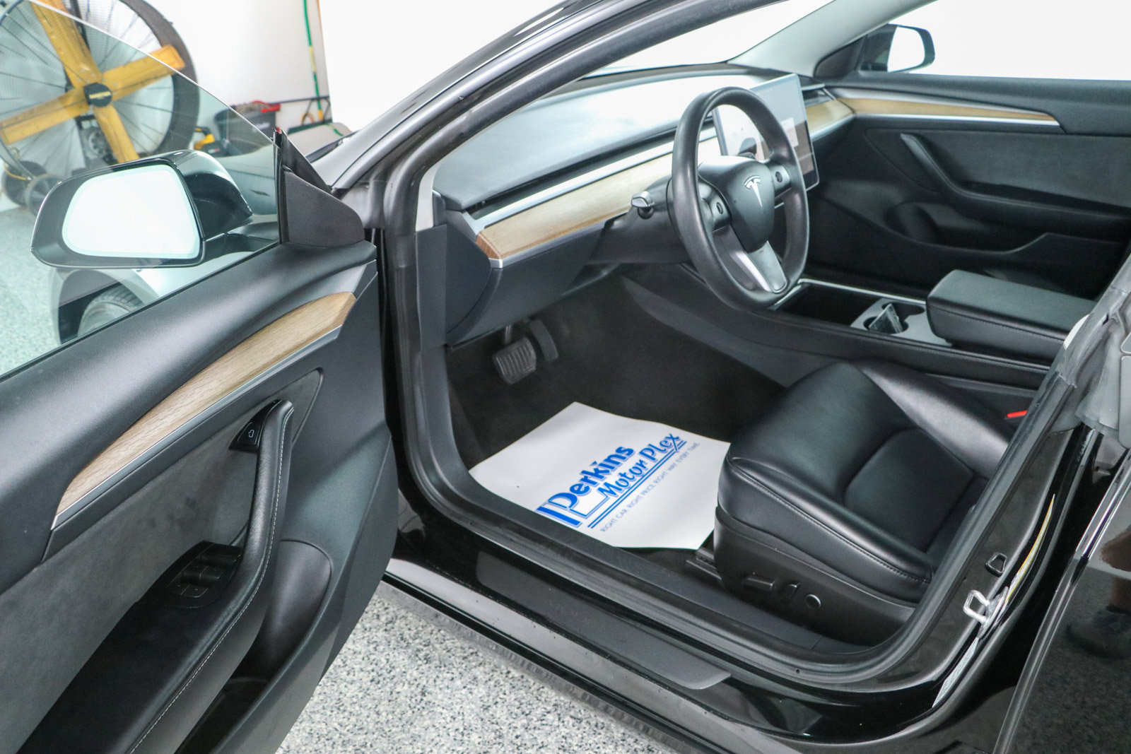 Used 2023 Tesla Model 3 Standard Range RWD image 3