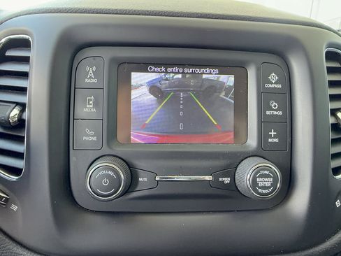 Used 2018 Jeep Compass Latitude FWD image 19