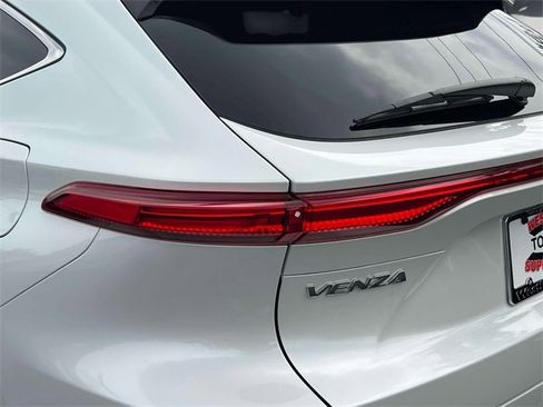 Certified 2024 Toyota Venza XLE image 9