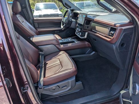 Used 2023 Ford Expedition Limited image 11