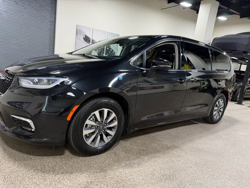 Used 2023 Chrysler Pacifica Touring-L FWD image 10