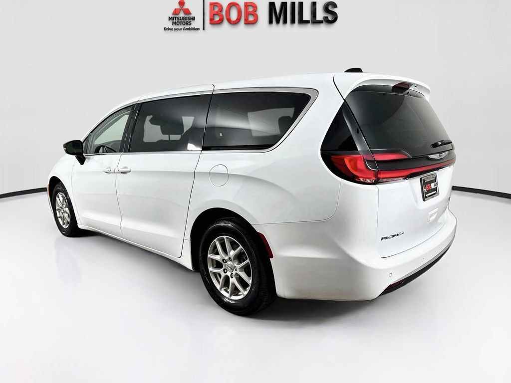 Used 2024 Chrysler Pacifica Touring-L FWD image 5