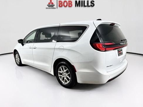 Used 2024 Chrysler Pacifica Touring-L FWD image 5