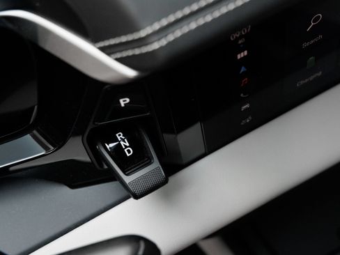 Certified 2025 Porsche Macan 4S Electric AWD/4WD image 19